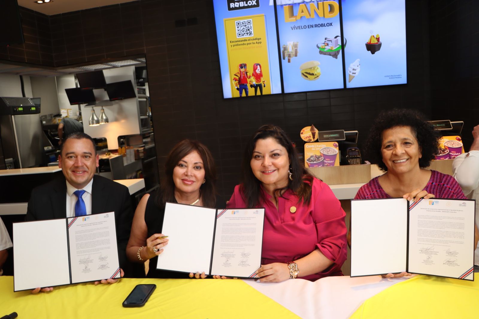 Esta mañana, en el restaurante McDonald’s ubicado en Nicoya, la Ministra de la Condición de la Mujer, Cindy Quesada Hernández; la Presidenta Ejecutiva del INAMU, Adilia Caravaca Zúñiga; la embajadora Marlene Fernández del Granado, vicepresidenta para América Latina y el Caribe y líder del Comité de Diversidad e Inclusión de la empresa Arcos Dorados, y Esteban Sequeira, Director General de Arcos Dorados Costa Rica, firmaron el acta de compromisos de parte de Arcos Dorados para iniciar el proceso de certificación de la norma nacional INTE G38-3:2021 para la igualdad de género en el ámbito laboral y optar por el Sello de Igualdad que brinda el Instituto Nacional de las Mujeres (INAMU). “Con aliados como la empresa multinacional Arcos Dorados, franquicia que opera la cadena de restaurantes McDonald’s, el Programa del Sello de Igualdad de Género adquiere un impulso relevante, pues logramos afianzar estas alianzas público-privadas. Además, apoyamos en la creación de mayores oportunidades de trabajo igualitarias para hombres y mujeres, y así superar las brechas y discriminaciones de género”, indicó Adilia Caravaca Zúñiga, Presidente Ejecutiva del INAMU. Por su parte, Esteban Sequeira, Director General de Arcos Dorados Costa Rica afirmó que “estamos muy complacidos por firmar este compromiso y seguir avanzando en temas que nos aseguran el desarrollo y liderazgo de las mujeres en nuestra compañía. Hoy, el 47% del total de la población que trabaja en Arcos Dorados, son mujeres, lo que nos llena de orgullo y nos motiva para trabajar aún más para ser una empresa que asegura la igualdad de género”. Para Marlene Fernández del Granado, vicepresidenta para América Latina y el Caribe y líder del Comité de Diversidad e Inclusión de la empresa Arcos Dorados, McDonald´s América Latina, en la empresa equidad e igualdad son dos cosas distintas y por eso, buscan la igualdad de las mujeres en el campo laboral, sin embargo, tienen claro que para conseguirla necesitan generar una equidad de conocimientos y de capacidades para que puedan competir en igualdad de condiciones. “Nuestro gran reto es generar que las mujeres alcancen el máximo de su potencial profesional y pueda llegar a las cúpulas más altas de la compañía e instrumentos como este, nos ayudan a cumplir las expectativas de carácter internacional de lo que se espera del campo de trabajo, por lo que apoyamos a la señora ministra para generar ambientes laborales seguros donde las mujeres puedan realmente alcanzar el máximo de su potencial, lo que es muy necesario para generar crecimiento económico en Costa Rica”, mencionó Fernández. Por su parte, Cindy Quesada Hernández, ministra de la Condición de la Mujer señaló que hoy es un día para celebrar el adelanto de los derechos económicos de las mujeres. “Hoy Arcos Dorados inicia el proceso para que McDonald’s pueda alcanzar el Sello de Igualdad de Género. Una empresa multinacional líder y con la mayor cadena de comida rápida del mundo desea impactar aún más la calidad de vida de las personas colaboradoras y sus familias y con carácter multiplicador a muchas comunidades y a la sociedad costarricense. La empresa está creyendo en esas mujeres que laboran en sus restaurantes, cree y confía en su talento y en sus habilidades, las está empoderando económicamente y está logrando a través de ellas, un impacto en el desarrollo igualitario del país. Además, mediante el trabajo con los colaboradores de la empresa, están formando nuevas masculinidades, nuevas paternidades responsables y esto tiene un impacto en la construcción de nuestras sociedades libres de estereotipos y en masculinidades positivas”, puntualizó la Ministra. Programa Igualdad de Género en el Empleo El INAMU impulsa desde el año 2002 el Programa de Igualdad de Género en el Empleo cuyo fin es apoyar y guiar a las empresas privadas e instituciones públicas para que identifiquen las brechas de género existentes en sus centros de trabajo y establezcan planes y medidas para eliminarlas progresivamente. Busca generar cambios dentro de las organizaciones y contribuir a la construcción de una ética empresarial a favor de la igualdad entre hombres y mujeres. Este programa se compone de tres ejes: sello Bronce, sello Plata, sello Oro. Hoy, Arcos Dorados se compromete con el eje de la certificación en las normas nacionales INTE G38-3:2021 Sistema de gestión para la igualdad de género en el ámbito laboral, lo que les permitirá optar por el Sello Oro del INAMU.